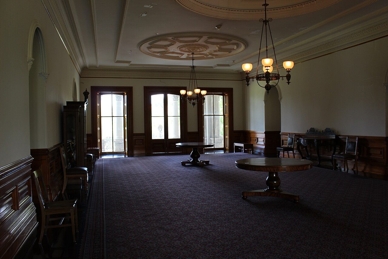ʻIolani Palace

Honolulu, Hawaii