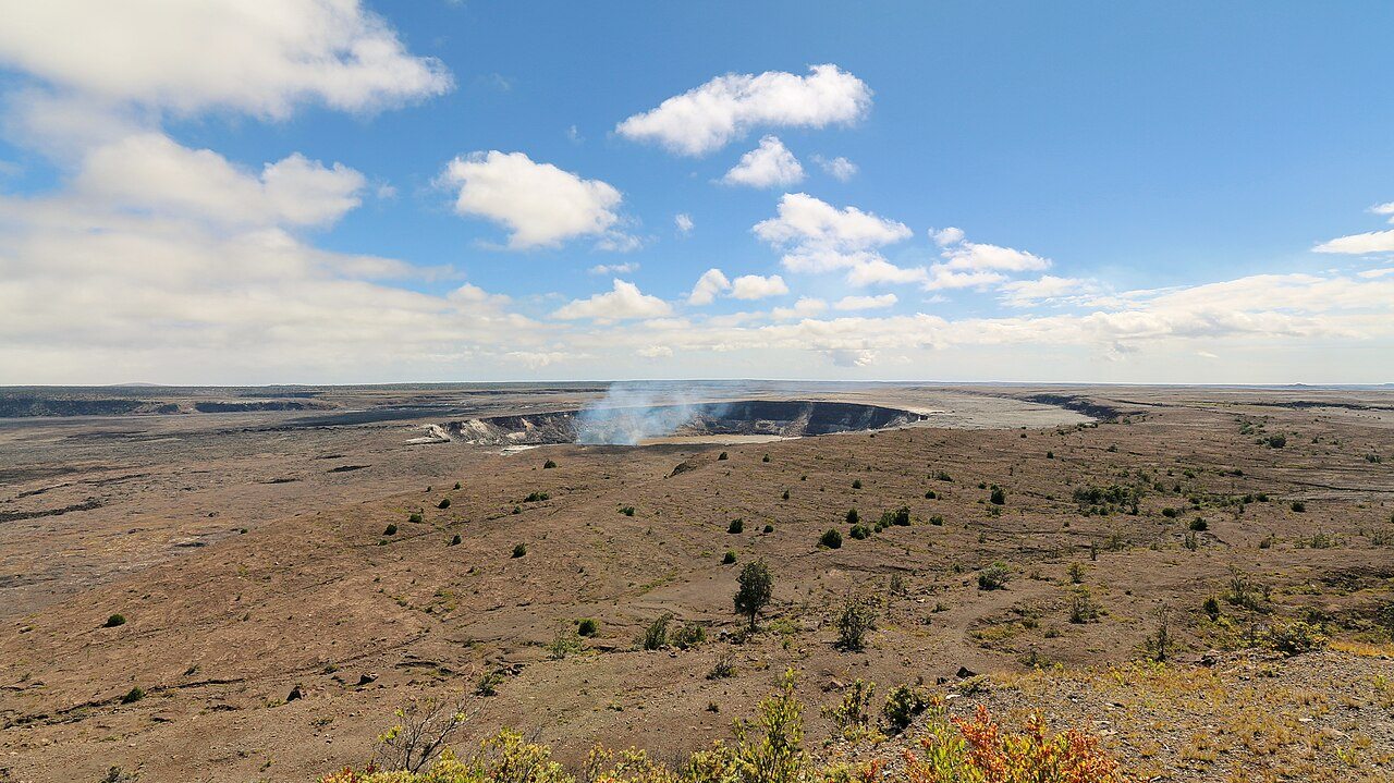Halema'Uma'U Crater. Hawaii Volcanoes National Park (504403) (23778870155).jpg